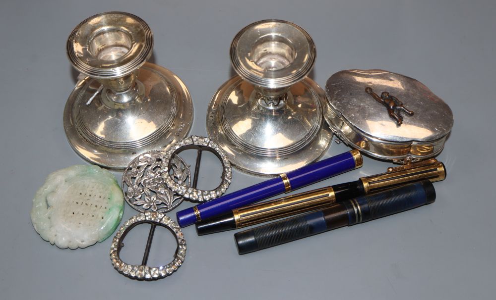 A George V silver trinket box, a pair of silver dwarf candlesticks(a.f.), pierced silver brooch, three pens etc.